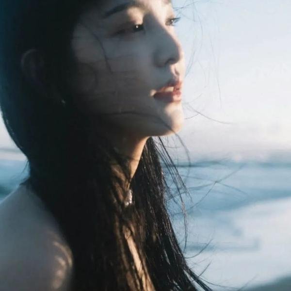 她背后的那双手